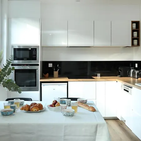 Des Princes With Private Garden By La Boite En
