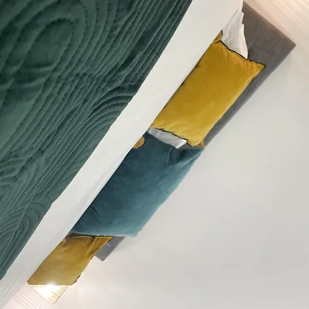 Des Princes With Private Garden By La Boite En Lägenhet