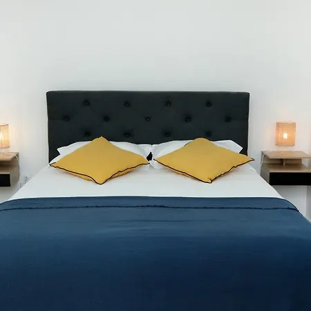 Des Princes With Private Garden By La Boite En * Chantilly