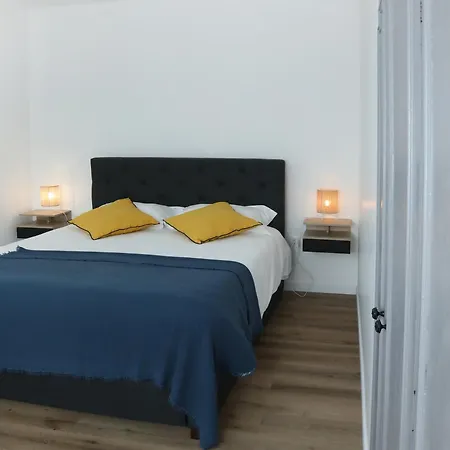 Des Princes With Private Garden By La Boite En Lägenhet